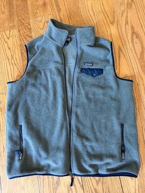 Patagonia Men’s Fleece Vest in gray with Navy Trim